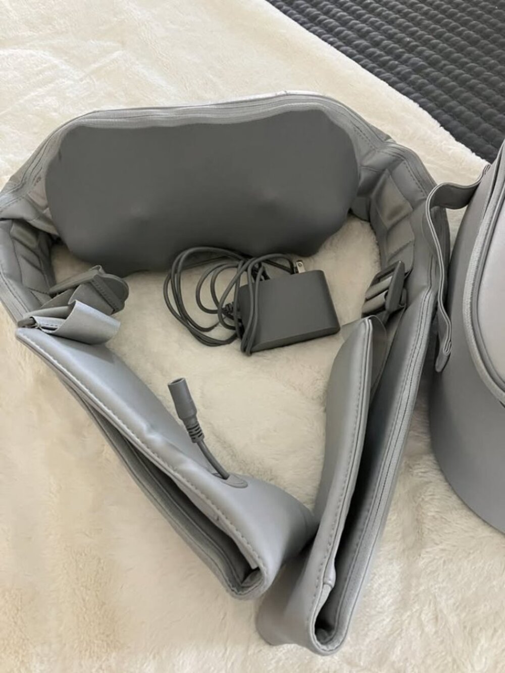 SHOULDER MASSAGER WITH ADJUSTABLE HEAT AND STRAPS OCUDDLE- C1 NEW by Naipo